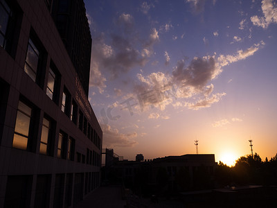 自然风光夕阳城市建筑剪影天空中火烧云摄影图配图