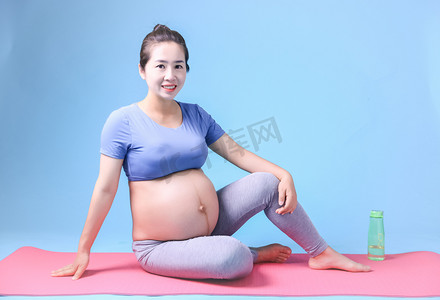 瑜伽孕妇健身休息运动摄影图配图