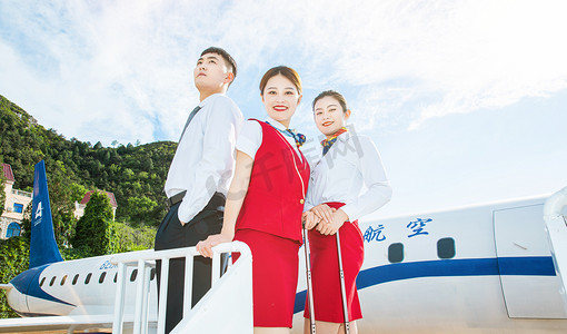 空乘手绘摄影照片_空乘白天三位乘务员机舱外站立摄影图配图