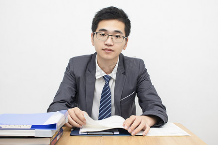 男老师室内戴眼镜摄影图配图个人vip和企业vip免费下载最新上传昨日