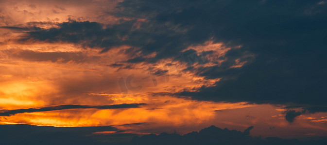 落日余晖夕阳晚霞天空火烧云摄影图配图