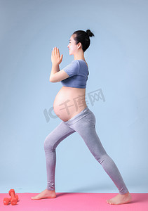浆板瑜伽摄影照片_生活方式瑜伽健身健康孕妇摄影图配图