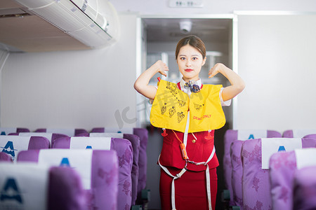 飞行安全须知白天空姐客舱内展示安全气囊摄影图配图