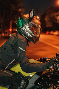 摩托车飙车摄影照片_人物晚上美女路边骑车摄影图配图