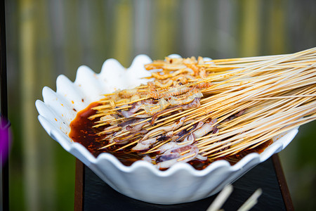 美食白天肉串室内蘸料摄影图配图