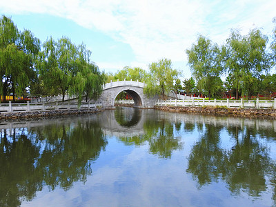 俯拍水中的亭子摄影照片_横店影视城新圆明园夏至夏天花桥建筑水中倒影摄影图摄影图配图