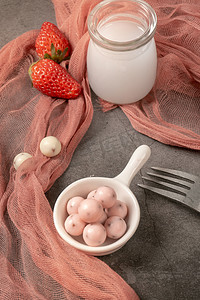 草莓味粉色巧克力山楂奶豆摄影图配图