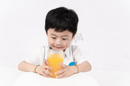 儿童白天男孩手拿端橙汁摄影图配图