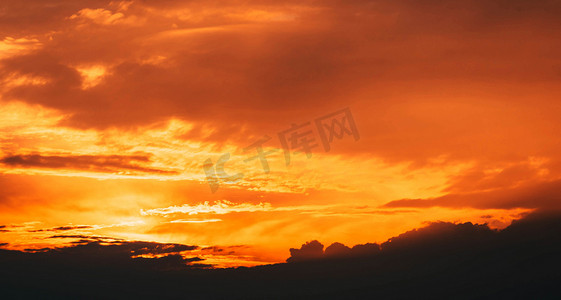 梦幻落日橙摄影照片_落日霞光夕阳晚霞天空落日摄影图配图