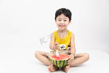 大暑小暑装饰男孩室内水果西瓜摄影图配图