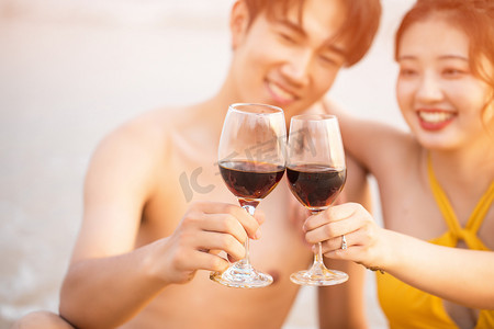 爱情白天喝红酒的情侣沙滩捧杯摄影图配图
