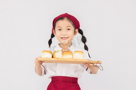 美食摄影照片_面包白天女孩烘培师室内端面包摄影图配图