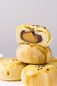 甜品糕点蛋黄酥摄影照片_美食美味蛋黄酥切开特写摄影图配图