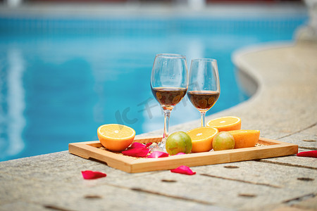 夏天度假白天红酒和水果泳池无摄影图配图