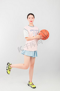 篮球早上美女户外体育运动摄影图配图