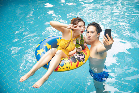 人物形象夏天情侣泳池自拍摄影图配图