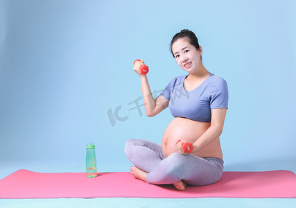 孕妇健康饮食摄影照片_成人运动健身孕妇瑜伽摄影图配图