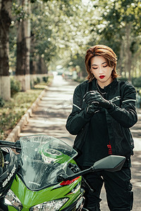 人物白天美女公路看手套摄影图配图