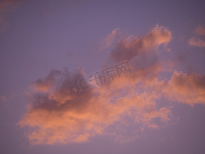 自然风光夕阳火烧云天空中飘动摄影图配图