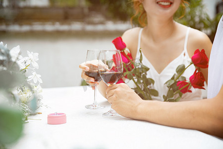 情人节白天一堆情侣户外喝红酒聊天摄影图配图