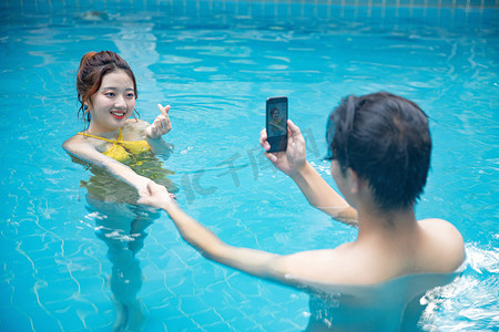人物白天情侣泳池拍照摄影图配图