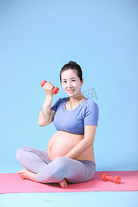 孕妇健康饮食摄影照片_孕妇健康减肥健身运动摄影图配图