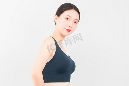 女生健身摄影照片_运动早上女生室内运动服摄影图配图