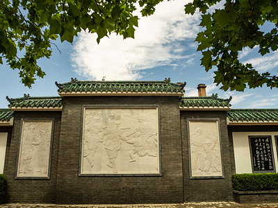 建军节雕塑摄影照片_建党100年纪念白天陵园壁画烈士陵园蓝天下摄影图配图