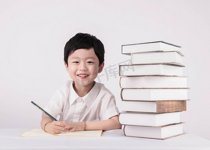 田字格写字摄影照片_学习白天男孩室内写字摄影图配图