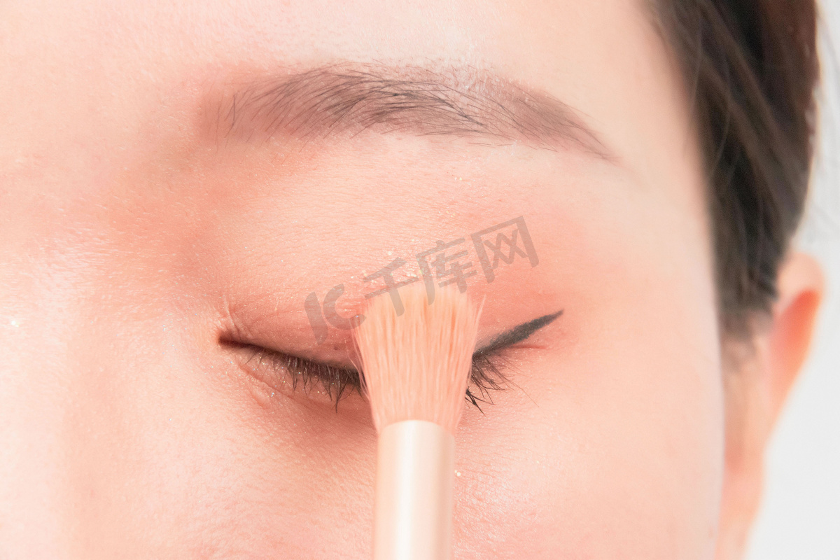 美容美妆白天眼部美容室化妆摄影图配图高清摄影大图 千库网 美容美妆白天眼部美容室化妆摄影图配图高清摄影大图 千库网