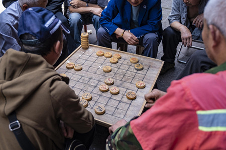 人文中午街头下棋的老爷爷街头下棋摄影图配图