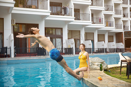 人物形象夏季情侣酒店跳水摄影图配图