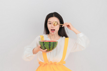 夏季早上女孩室内西瓜勺子摄影图配图
