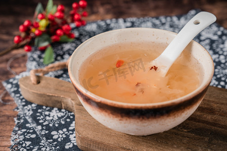 银耳糖水摄影照片_美食食品炖品银耳枸杞摄影图配图