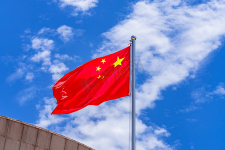 中国风促销字体摄影照片_建党百年白昼一面国旗户外在空中飘扬摄影图配图