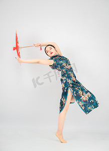 旗袍舞者白天美女舞台伞舞摄影图配图