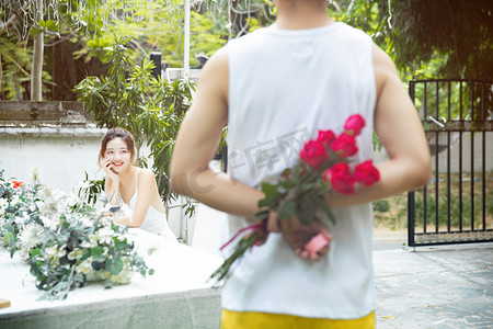 送花的兔子摄影照片_人物白天情侣户外送花摄影图配图