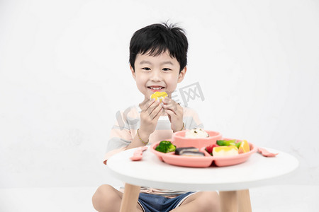 美食摄影照片_美食早上儿童营养餐室内餐桌摄影图配图