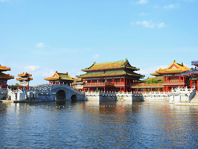 古风摄影照片_新圆明园春园夏至夏天红墙古建筑倒影全景摄影图摄影图配图