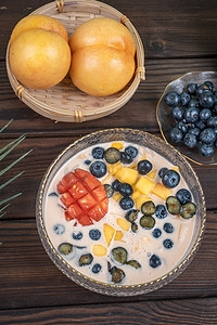 新鲜夏季水果黄桃蓝莓牛奶摄影图配图