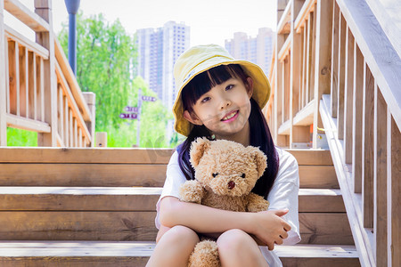 卡通可爱跳马摄影照片_女生女孩肖像人像可爱小女孩摄影图配图