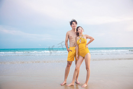 情侣白天一对情侣沙滩依偎在一起摄影图配图