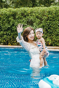 家庭和谐白天母女泳池打招呼摄影图配图