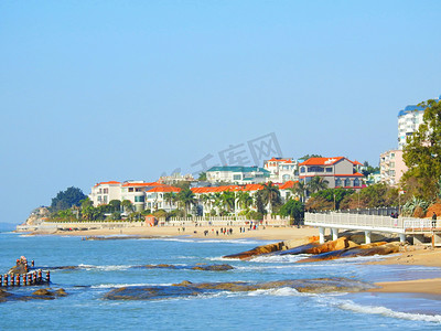 夏日海边游海报摄影照片_厦门思明区立夏鼓浪屿海边大海摄影图摄影图配图