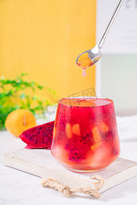 夏日水果冷饮果汁饮品摄影图配图