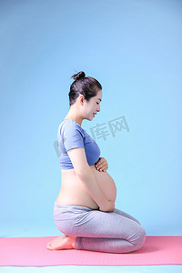 孕妇瑜伽健身运动减肥摄影图配图