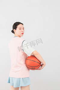 篮球白天美女户外背影摄影图配图