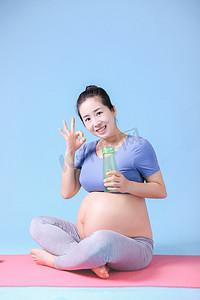 孕妇健康饮食摄影照片_瑜伽健身家居年轻减肥摄影图配图