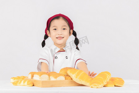 美食摄影照片_儿童白天女孩室内烤面包摄影图配图
