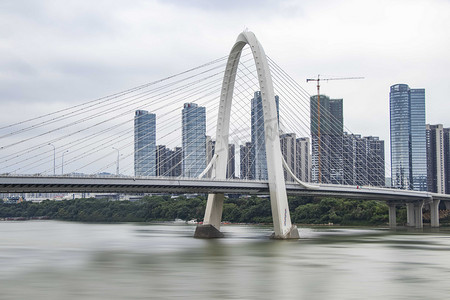城市中午柳州白沙大桥风光桥上在拍摄摄影图配图